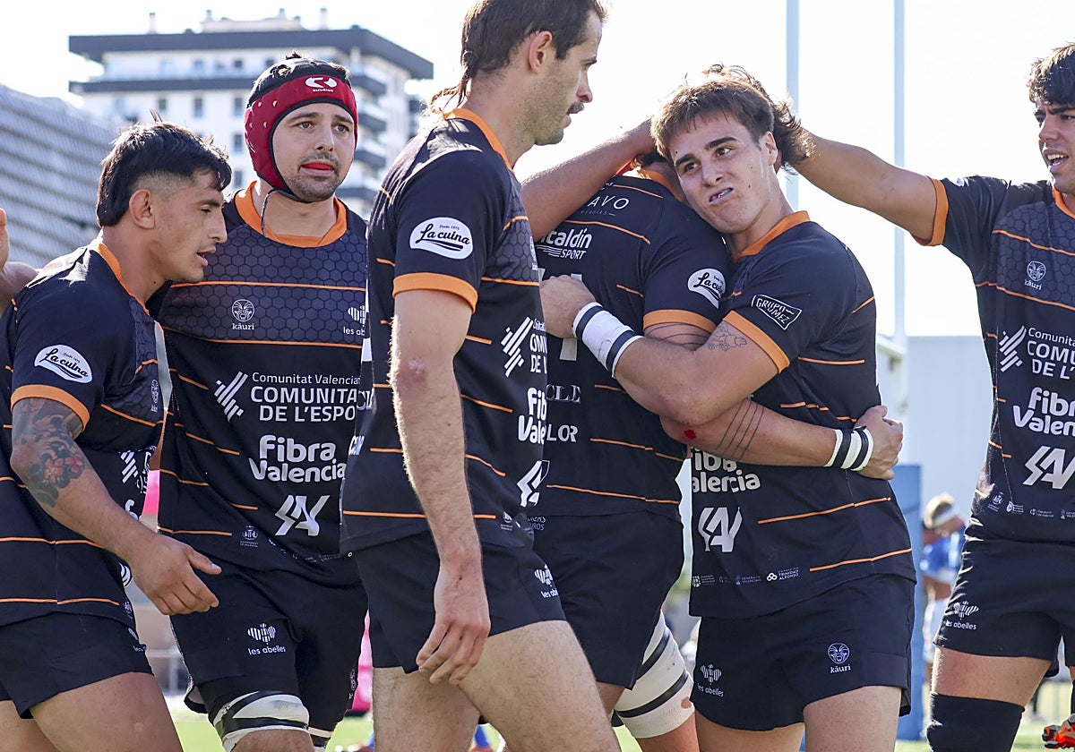 Los jugadores de Les Abelles celebrando un ensayo