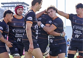 Los jugadores de Les Abelles celebrando un ensayo