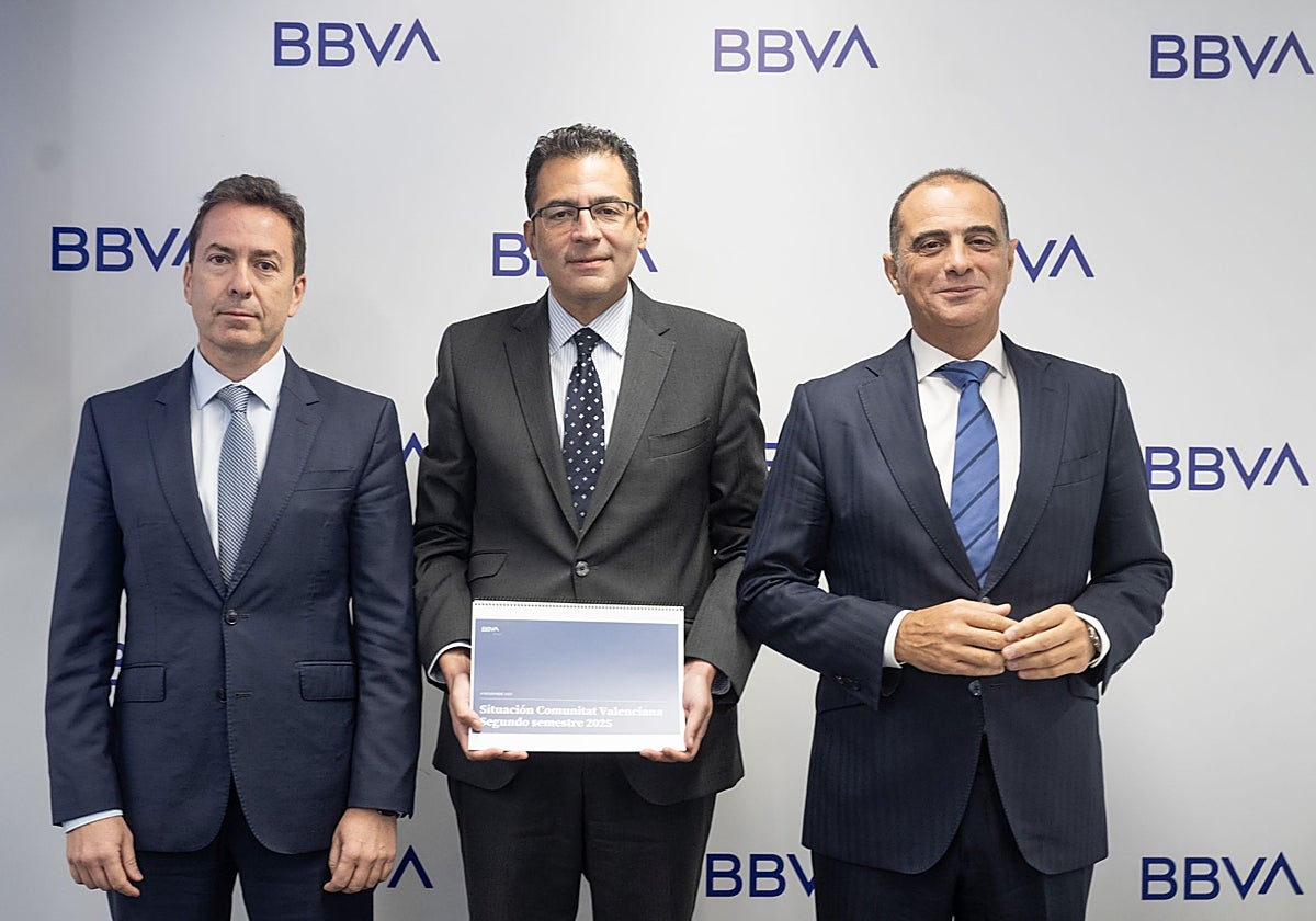 Imagen de José Manuel Mieres, Miguel Cardoso y Antonio Carreto en la sede de BBVA en Valencia