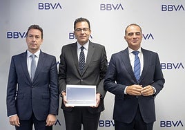 Imagen de José Manuel Mieres, Miguel Cardoso y Antonio Carreto en la sede de BBVA en Valencia