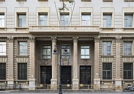 Fachada del edificio de Hacienda en la calle Guillem de Castro.