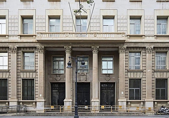 Fachada del edificio de Hacienda en la calle Guillem de Castro.