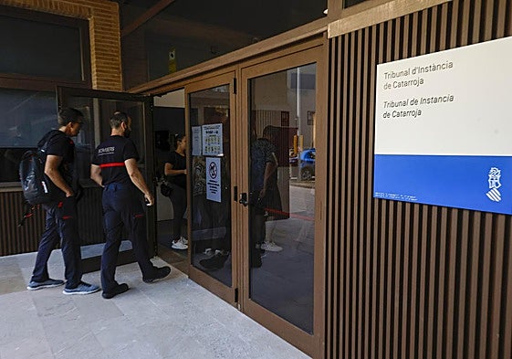 Varia personas entran a la sede del juzgado de Catarroja encargado de la instrucción de la dana.
