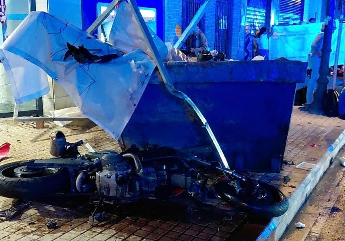 La motocicleta junto al contenedor de obra contra el que ha chocado el joven.