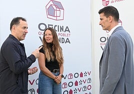 Responsables municipales en la presentación de la oficina.