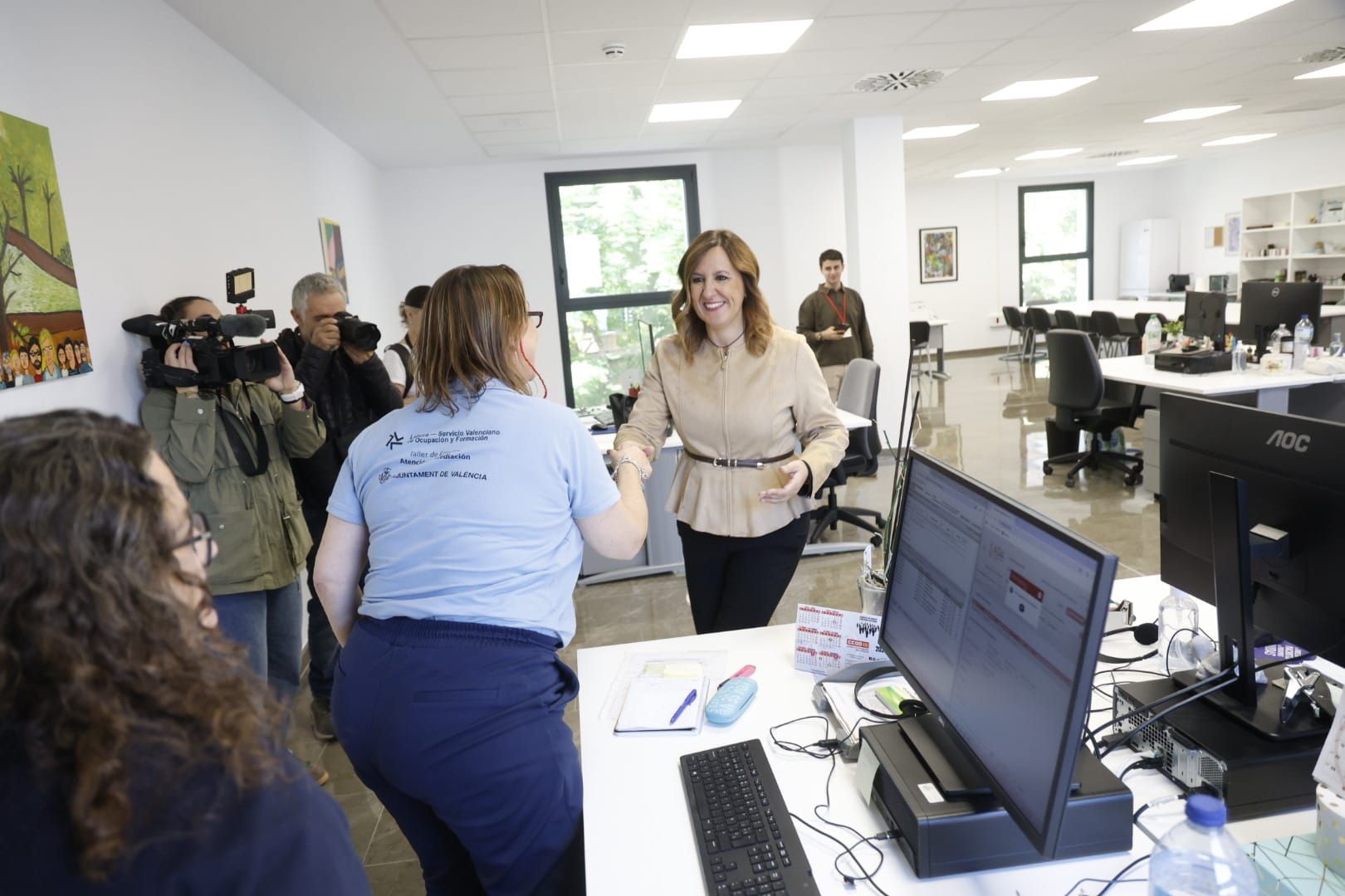 Fotos de María José Catalá en la presentación de un nuevo centro sociocultural en el barrio de El Pilar