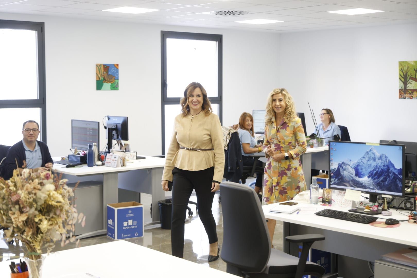 Fotos de María José Catalá en la presentación de un nuevo centro sociocultural en el barrio de El Pilar