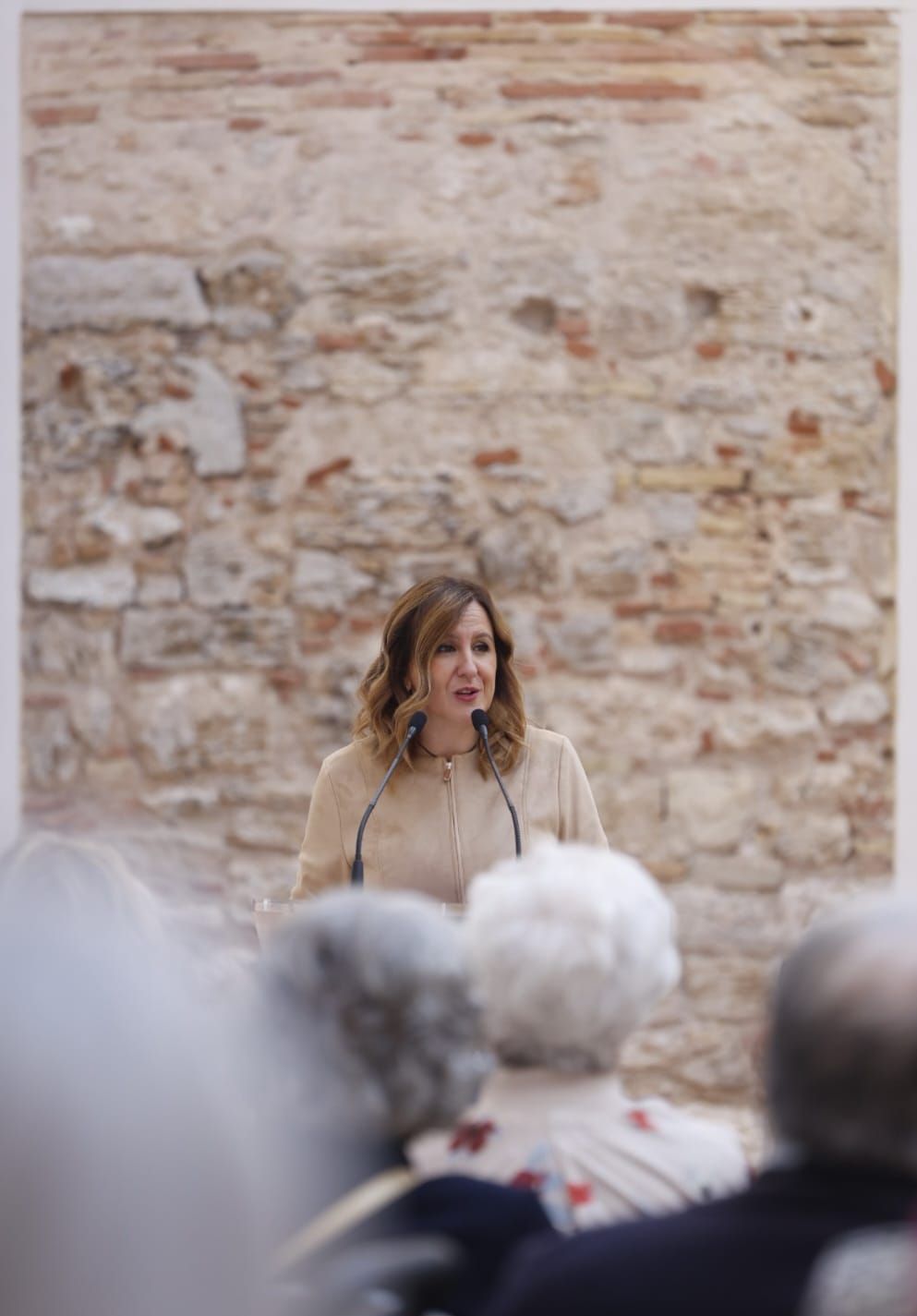 Fotos de María José Catalá en la presentación de un nuevo centro sociocultural en el barrio de El Pilar