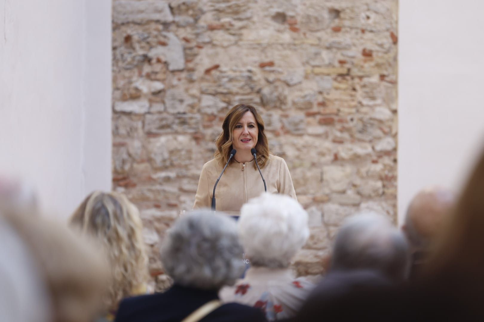 Fotos de María José Catalá en la presentación de un nuevo centro sociocultural en el barrio de El Pilar