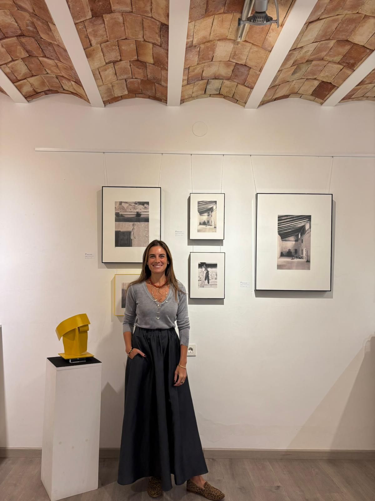 Victoria, junto a algunas de sus obras.