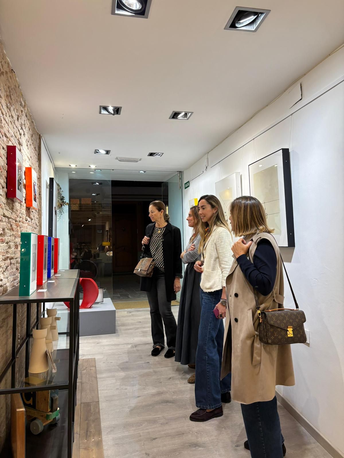 Victoria pudo explicar a quienes asistieron a la inauguración el proceso creativo de la muestra.