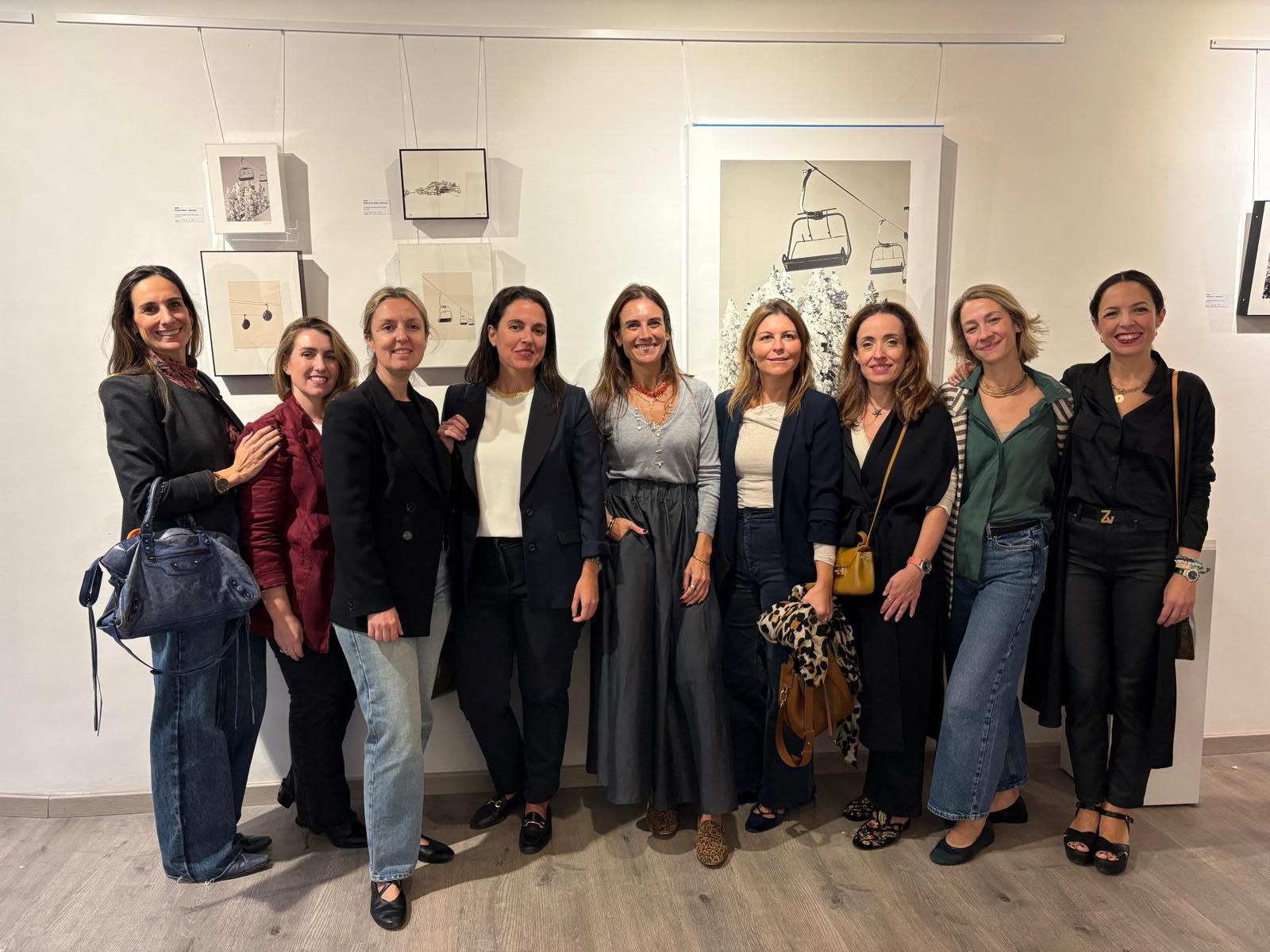 Grupo de amigas que quisieron estar junto a Victoria Aznar.