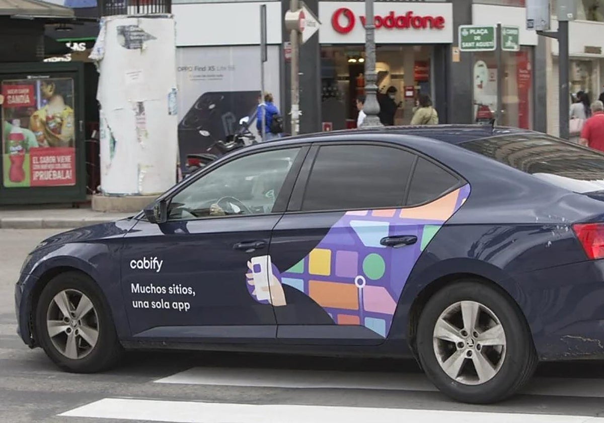 Un VTC circula por la ciudad de Valencia en una imagen de archivo.