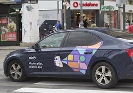 Un VTC circula por la ciudad de Valencia en una imagen de archivo.