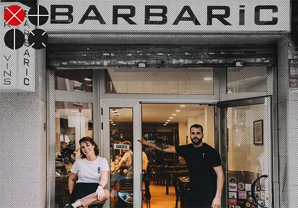 Julia y Álex, guerreros de Patraix, en la puerta de Barbaric.