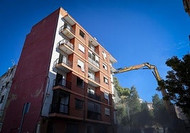 Inicio de los derribos este martes en la calle Maestro Fortea.