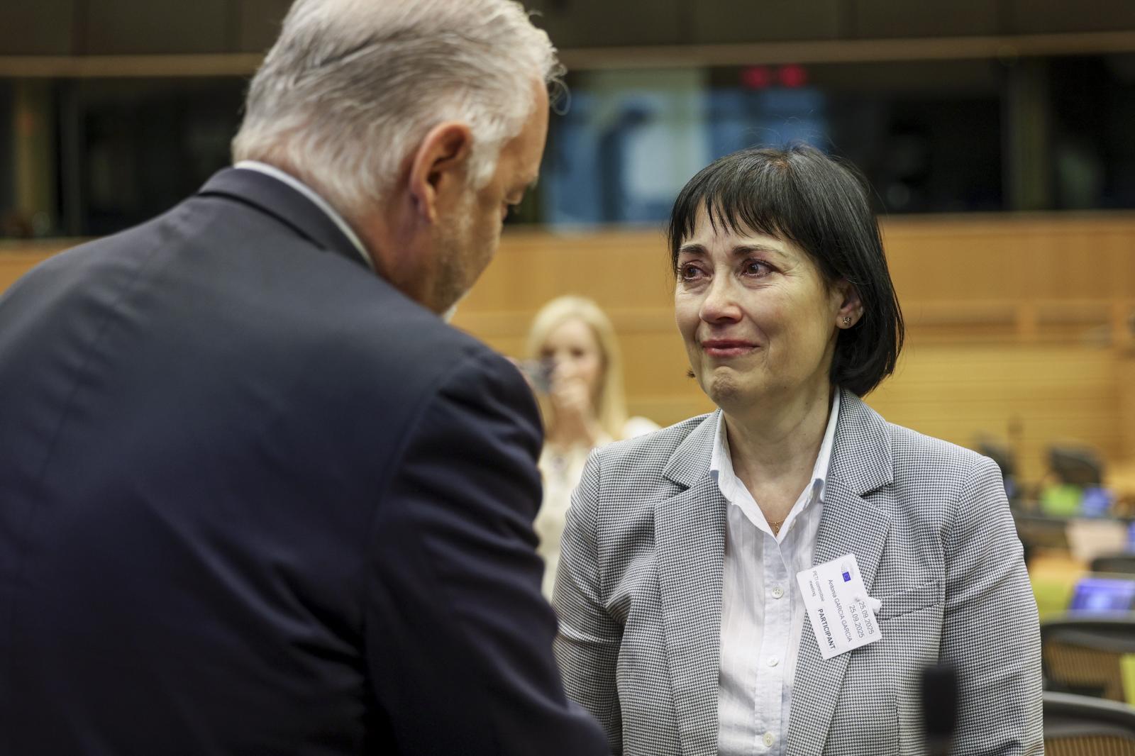 González Pons, con una de los familiares de las víticmas que acudió al Parlamento Europeo.