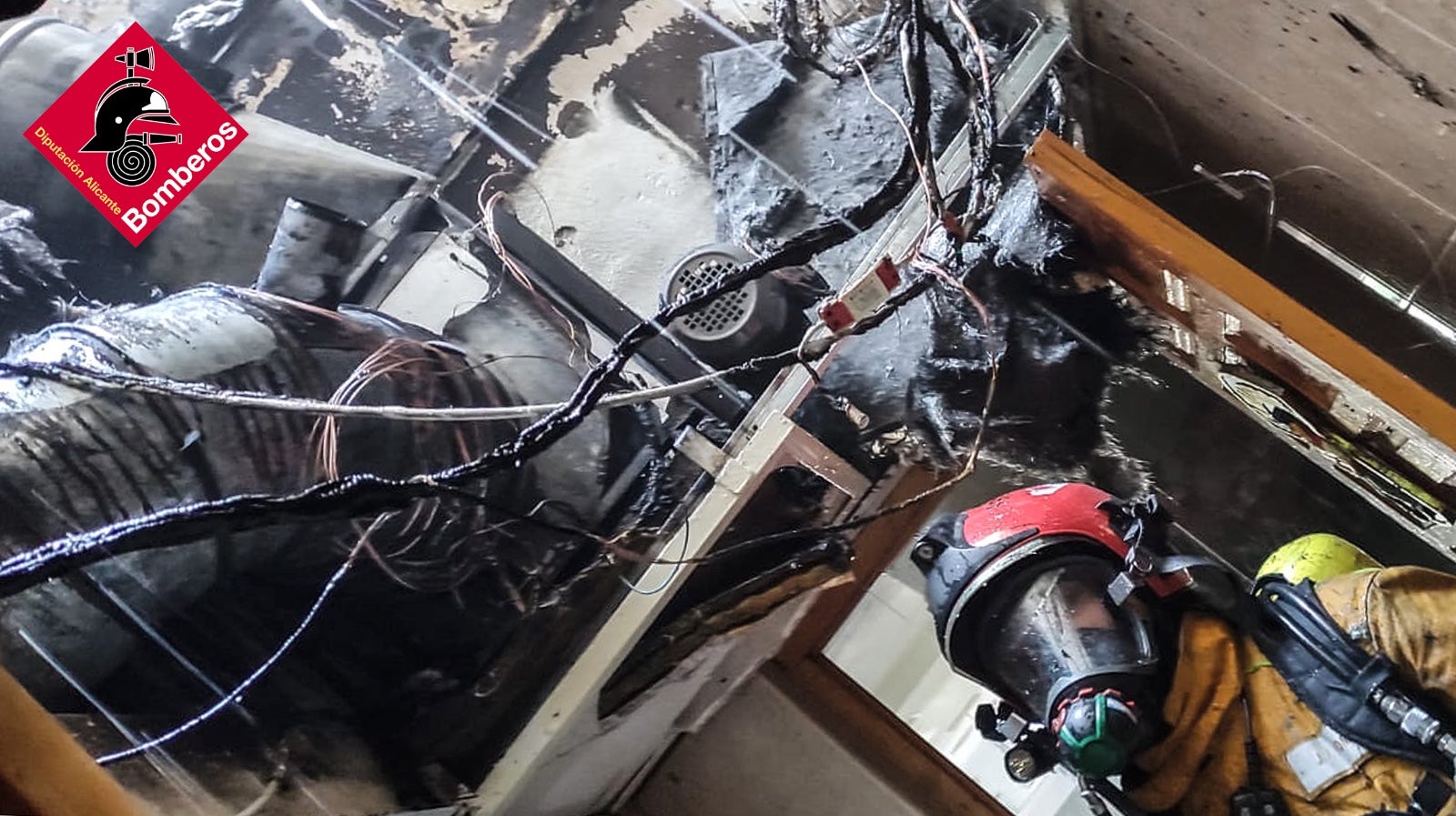 Los bomberos, apagando el fuego de la campana extractora del bar.