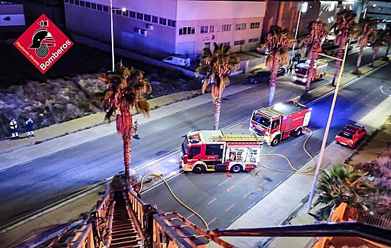 La nave industrial afectada por el fuego.