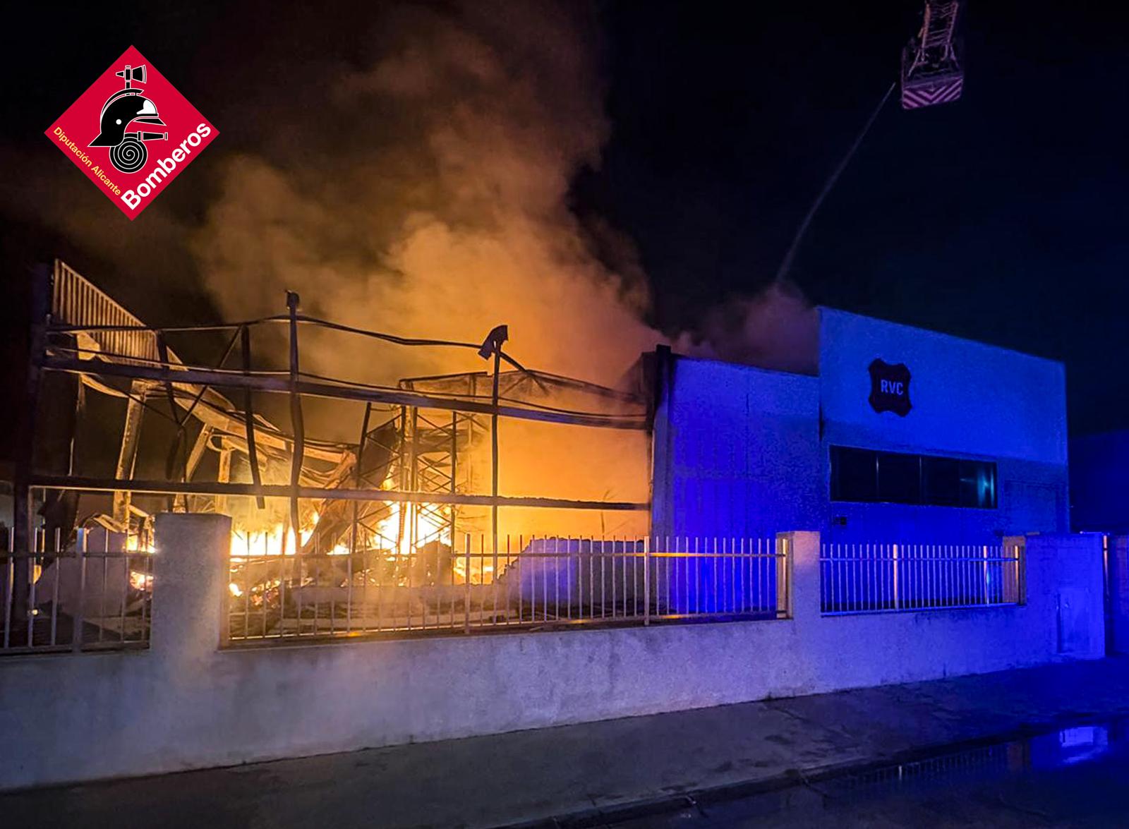 La nave industrial afectada por el fuego.