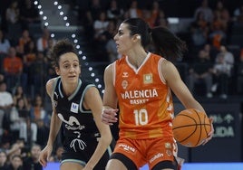 Leticia Romero, durante un partido con el Valencia Basket.