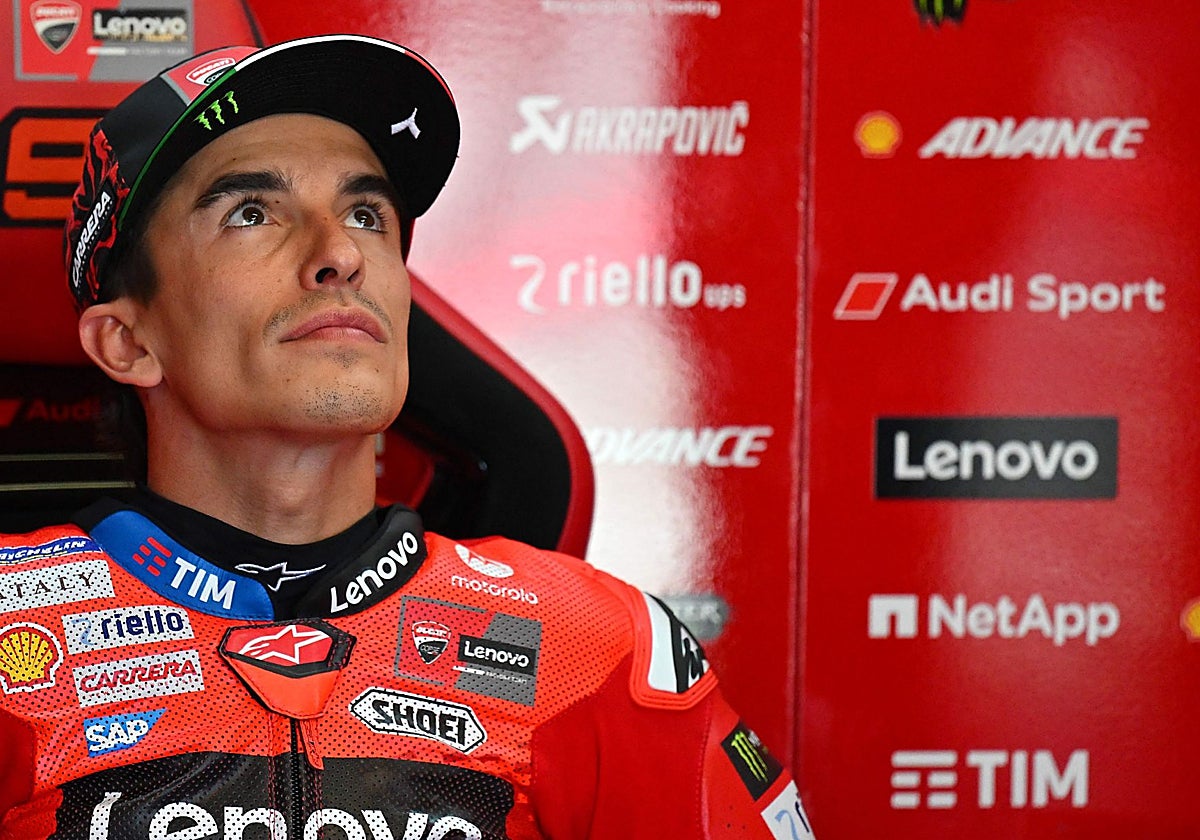 Marc Márquez en el box del Ducati Lenovo Team.