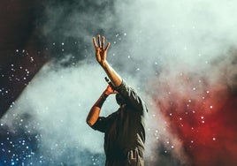 Un cantante en un concierto.