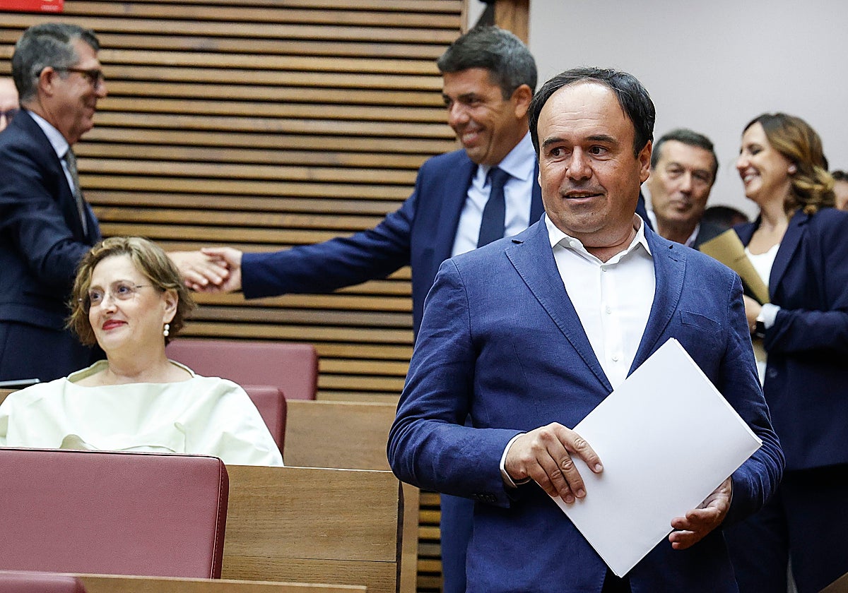 Juanfran Pérez Llorca, con Mazón y Catalá al fondo, en el último debate de política general de Les Corts.
