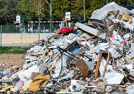 Montón de basura en un solar de Paiporta.