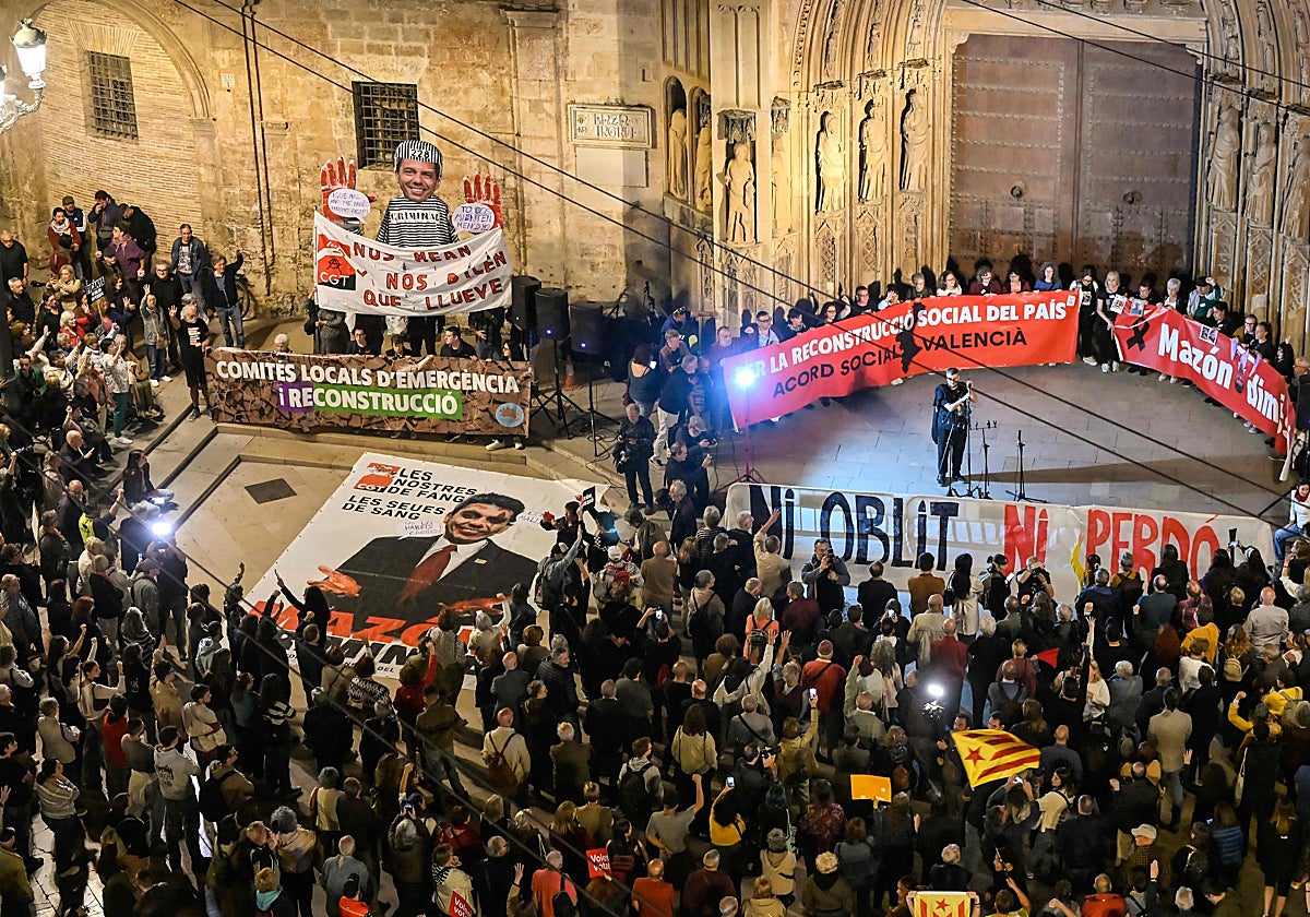 Concentración en la plaza de la Virgen tras la dimisión de Mazón el pasado lunes.