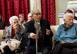 Centenarios valencianos, homenajeados en el Ayuntamiento.