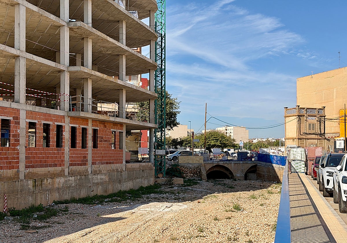 Construcción de viviendas junto al barranco.