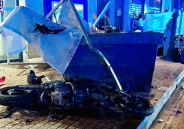 La motocicleta junto al contenedor de obra contra el que ha chocado el joven.