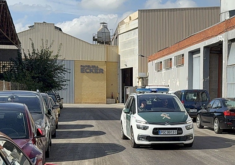 Agentes de la Guardia Civil en la nave de Beniparrell donde se ha producido este nuevo accidente laboral mortal.