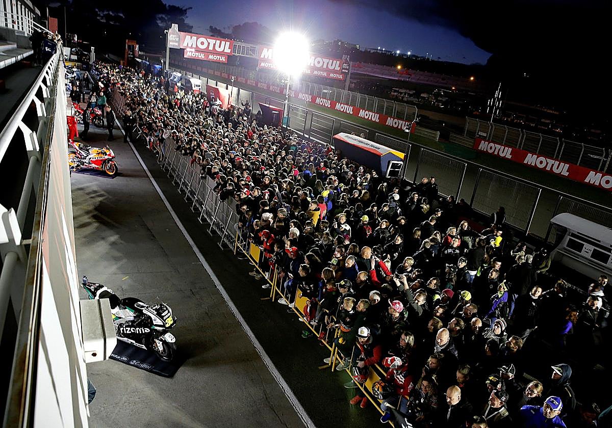 Los aficionados esperan a los pilotos junto a la línea de meta.