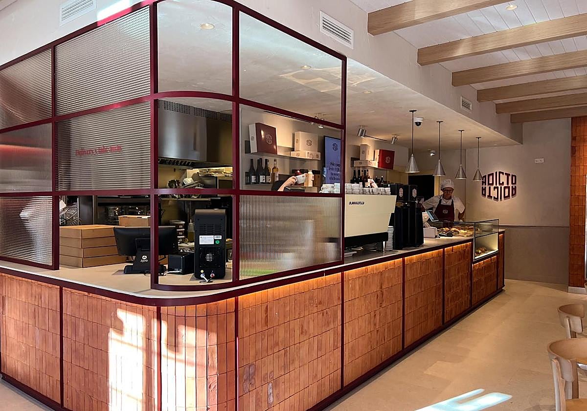 Imagen principal - El nuevo templo para los amantes del café, las tortillas y tartas de queso que aterriza en Valencia