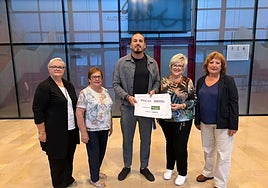 Entrega de la donación a la Asociación contra el cáncer.