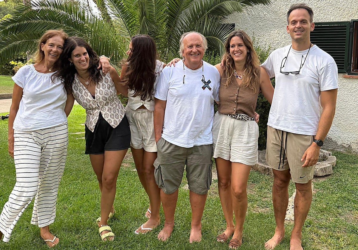 El valenciano e hijo único Álvaro Tomás, en el centro, junto a su mujer y a sus cuatro hijos.