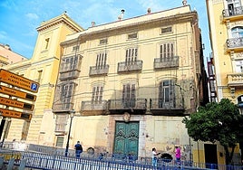 Fachada del Palacio del Marqués de Montortal en la plaza de Tetuán.