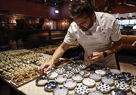 Uno de los chefs participantes en la acción de promoción realizada durante la World Travel Market.
