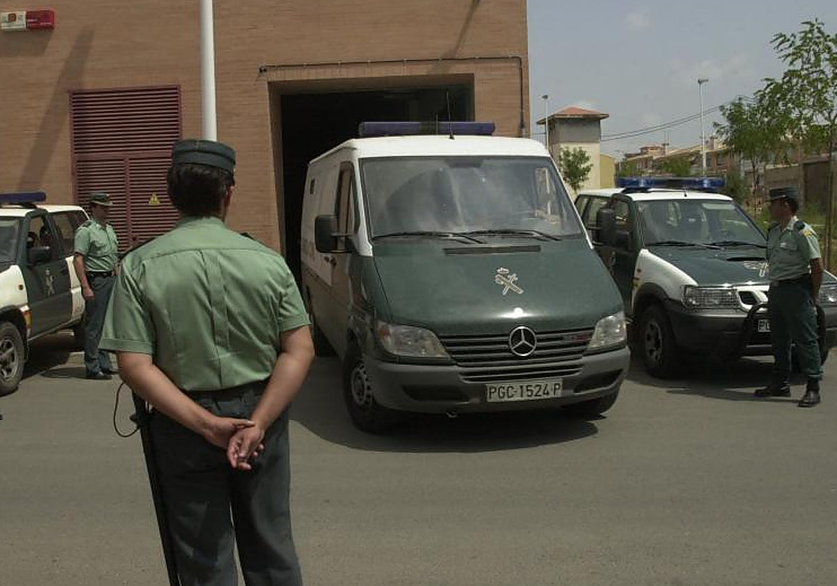 Varios guardias civiles en la puerta del garaje de los juzgados de Moncada.