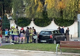 Un grupo de bomberos junto a varias de las personas desalojadas, entre ellas el conseller Valderrama.
