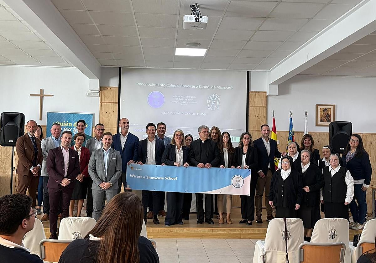 Foto de familia del acto de reconocimiento.