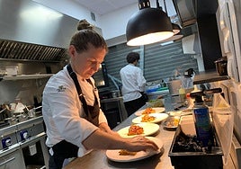 Amparo, trabajando en su cocina