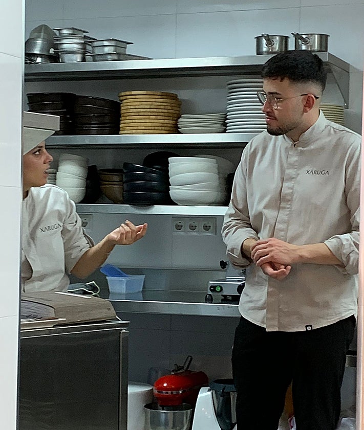 Imagen secundaria 2 - Cremaet, canutillo de pollo y Alex que conversa con su compañera de sala. 