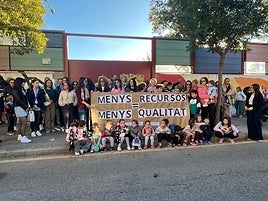 Concentración a las puertas del CEIP Forn d'Alcedo este jueves.