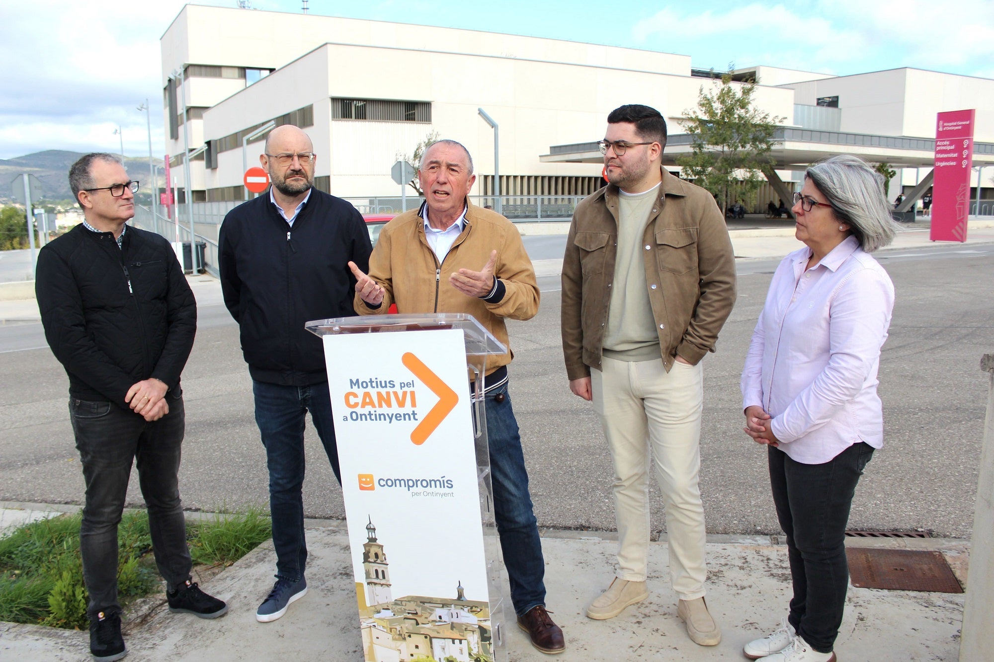 Joan Baldoví, junto a los concejales de Compromís, durante su visita a Ontinyent.