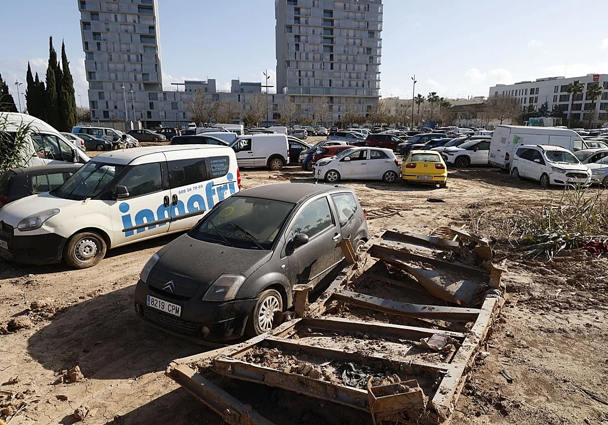 Coches arrastrados por la inundación en La Torre tras la dana.