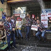 Celebración de un premio de lotería, en una imagen de archivo.