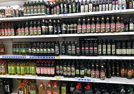 Botellas de aceite de oliva en un supermercado de la cadena Lupa en Cantabria.